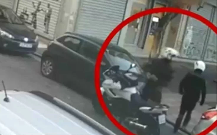 Καρέ-καρέ η απόπειρα ληστείας σε τράπεζα στην πλ. Αττικής (βίντεο)